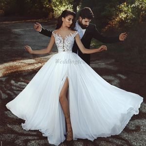 Billiga Country Backless Lace Beach Bröllopsklänningar Appliqued Sheer Plunging Neck Boho Bridal Gowns En Line Side Split Chiffon Vestido de Novia