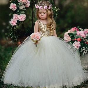 小さな女の子のページェントのドレスが引き裂かれたゴールドスパンコンのボディスふくらんでいるチュールの床の長さの花の女の子フォーマルガウン