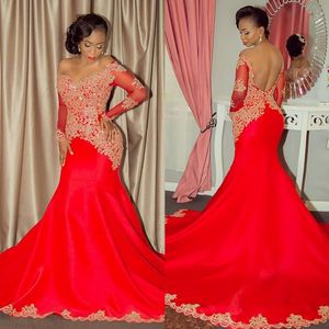 Gorgeous Red Mermaid Backless Suknie Wieczorowe Off Ramię Długie Rękawy Zroszony Prom Suknie Vestidos de Fiesta Koronka Appliqued Formalna sukienka