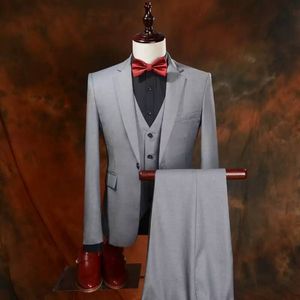 Nuovi arrivi Smoking da sposo grigio chiaro con un bottone Groomsmen Risvolto con risvolto Best Man Blazer Abiti da sposa da uomo (giacca + pantaloni + gilet + cravatta) H: 822