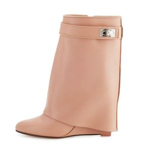 2018 neue Winterfrauen beige rosa Lederstiefel Mode Damen Mitte Wade Booties Schnalle Halbstiefel Keilabsatz Booties Frauen Partyschuhe