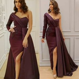 Saudiarabiska Burgundy Prom Klä Stilig Dubai One Shoulder Sexy Side Split Aftonklänningar Beaded Lace Applique Sheer Long Sleeve Party Dress