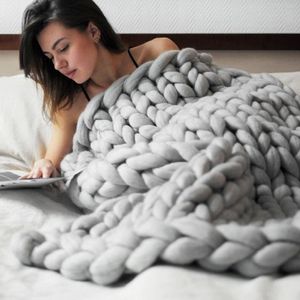 Fashion Soft Autumn and Winter Warm Hand Chunky Knitted Sofa Blanket Thick Yarn Merino Wool Bulky Knitting Blanket 80x100cm