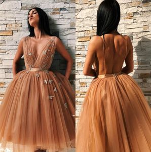 Stylowe Backless Appliqued Homecoming Sukienki dla Juniorów V Neck Krótkie Prom Suknie A Linia Plised Kolana Długość Tulle Cocktail Party Dress