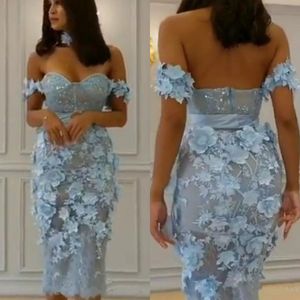 2018 Tea Length Sheath Prom Klänningar Av Skulder Sequins Boned Bodice Handgjorda Blommor Bälten Pärlor Appliques Lace Short Aftonklänningar