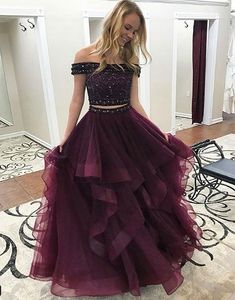 Abito da ballo rosso vino Ruffles Prom Abiti da sera Abiti formali Off the shoulder con maniche corte Paillettes con perline Tulle Abito da festa economico