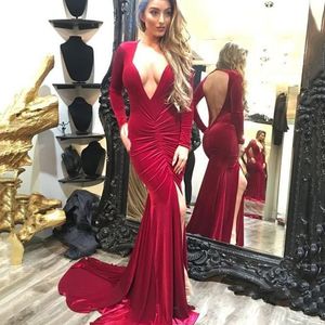 Deep V Neck Sexy Front Split Mermaid Prom Dresses Red Velvet Długie Rękawy Open Back Plees Trąbka Suknie Wieczorowe Czerwony Dywan Dress Wear Wear
