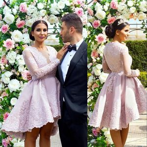 Staubige rosa kurze Ballkleider, modische High-Low-lange Ärmel, knielanges Partykleid, elegante Spitzenapplikationen, formelle Abendkleider für Damen