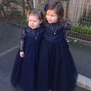 Vintage Flower Girls Sukienki Dark Navy Niebieski Koronki Tulle Długie Rękawy Kids Formalne Suknie Sheer Neck Otwórz Wróć Oversize Bow Custom Colors