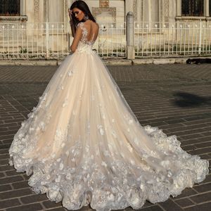 2018 Enchantment A-Line Tulle Bröllopsklänning Sexig Sheer Långärmad Blom Lace Applique Bridal Dress Crystal Design Couture Bröllopsklänningar
