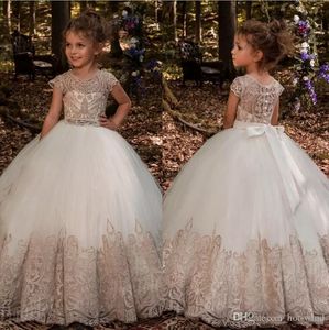 Lovely Jewel Neck Cap Sleeves Little Flower Girl Dresses Lace Appliques Knappar Back Ball Gown Organza Girls Pageant Wear för tonåringar