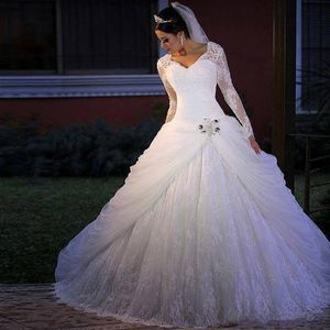 Vintage Lace Ball Gown Bröllopsklänningar Långärmade V Antal Appliques Pärlor Puffy Arabiska Dubai Church Bridal Gowns Plus Storlek
