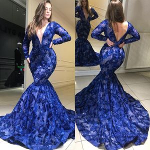 Königsblaue Spitze-Abschlussballkleider, sexy Dubai, tiefer V-Ausschnitt, lange Ärmel, Perlen, Meerjungfrau, Sweep-Zug, Abendkleid, günstiges Plus-Size-Promi-Partykleid