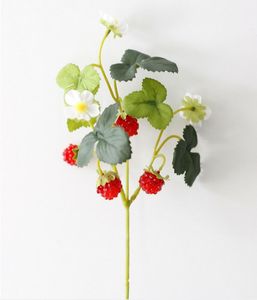 Die künstliche Blume Erdbeere Maulbeere mit vier kleinen Früchten als Dekoration wurde verwendet, um Früchte mit den DIY-Materialien BP056 von Hand zu simulieren