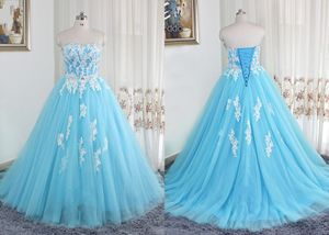 Blu con pizzo bianco Abiti Quinceanera senza spalline Nastro di cristallo Tulle Allacciatura sul retro Abiti da sera moderni da ballo di fine anno economici