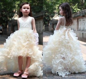 Charmiga blomma tjejer klänningar för bröllop Billiga Hög Låg Ruffles Princess Party Girls Pageant First Communion Dress for Kids Teens