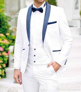 Hot Selling Groomsmen Vit Groom Tuxedos Sjal Navy Blå Lapel Män Passar Bröllop / Prom Best Man Blazer (Jacka + Byxor + Tie + Vest) K974