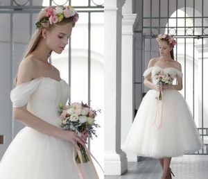 Eleganckie Długość Herbaty Suknie Ślubne Off The Ramię z krótkimi rękawami Koronki Aplikacja Tulle Plisted Backless Tanie Suknie Suknie Ślubne Bridal