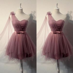 Proste Eleganckie Krótkie Suknie Homecoming Sweetheart One Ramię Ruched Tulle Handmade Flower Bow Sash Ruffled Party Party Suknie Custom Made