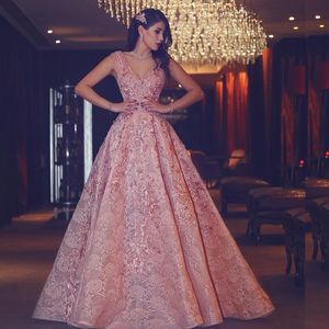 Glamorous Dubai Celebrity Prom Dresses V-Neck Koraliki Bez Rękawów Płatki Aplikacja Suknie Wieczorowe Sexy Koronki Dress Saudi Kobiety Formalne Dres