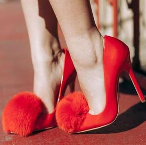 2018 Nova Moda Pointy Toe Senhoras Deslizamento Em Sapatos De Salto Alto de Camurça Preta Mulheres De Couro Pom Pom Bombas Estilete Feminino de Couro Vermelho