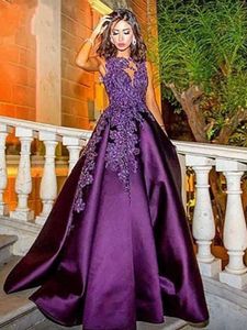 Wspaniały Fioletowy Projektant Prom Evening Dresses 2022 Satin Aplikacja Koronkowa Sheer Neck Tanie Długie Ruched Red Dywan Formalne Suknie Wieczorowe