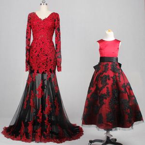 Czerwone i czarne gotyckie suknie ślubne syrenka z długimi rękawami V Neck Sheer Spódnica Matka i córka Kolorowa suknia ślubna online
