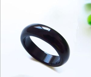 Anello di onice nero naturale su anello di coda di calcedonio