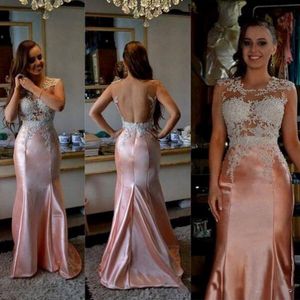 Hellrosa Satin-Abschlussballkleider, Spitzenapplikationen, durchsichtige, rückenfreie Abendkleider, ärmellos, Sweep-Zug, formelles Damen-Partykleid