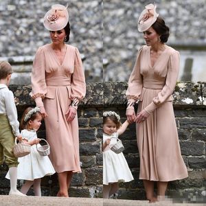 Kate Middleton Basit Şifon Gelin Elbise Annesi Uzun Kollu Çay Uzunluğu Vintage Düğün Konuk Elbise V Boyun Tozlu Pembe Resmi Elbise