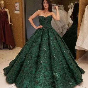 Green Ball Gown Prom Klänningar Sweetheart Ruffle Lace Appliques Sequins Golvlängd Lyxiga Tjejer Pageant Klänning Quinceanera Klänningar