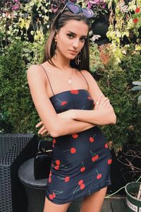 Ny europeisk design kvinnors sexig spaghetti band slash neck bodycon tunika körsbärs tryck söt kort klänning penna klänning