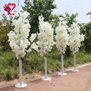 A estrada de cerejeira de ferro de cerejeira de 1,5 m de altura leva as prateleiras para simular adereços de casamento de flor de cerejeira.