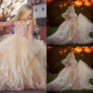 Tiered Tulle Cute Flower Girl Dresses for Bohemian Wedding Spaghetti Lace Applique Sweep Train Girls Pageant Dress Födelsedagklänningar