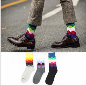 Hohe Qualität 2PCS = 1PAAR Herren Happy Socken Britischer Stil Plaid Socken Farbverlauf Männliche Mode Persönlichkeit Baumwollsocken Diamantstrümpfe