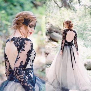 Kraj Czarne Gotyckie Suknie Ślubne Unikalne V Neck Backless Lace Aplikacje Sheer Długi Rękaw Tulle Suknie ślubne Otwórz Wróć Pociąg