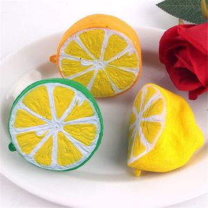 Giocattoli di decompressione per bambini Vendita calda Novità per bambini Mezzo limone Frutta Squishy Super profumato Portachiavi a crescita lenta Giocattoli divertenti per bambini Spremere regalo