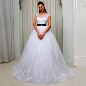 A linha de vestidos de noiva com faixa preta pura Bateau pescoço sem mangas Backless Lace apliques de tule vestidos de noiva com miçangas lantejoulas