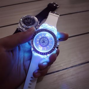 Silicone LED Luminoso Fashion Ladies Outdoor Watch Donna Uomo colorato Sport Orologi da polso Uomo Orologio Orologi Relógios Masculinospedizione gratuita