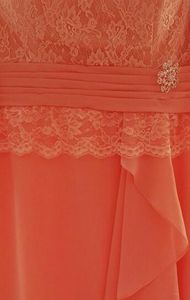 Elegante Kleider für die Brautmutter in Hellgrau aus Satin und Chiffon mit Spitzenoberteil und Reißverschluss hinten. Schulterfreie Mutterkleider nach Maß M273R