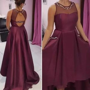 Burgundia Wysoka Niska Druhna Dresses na ślub 2018 Sheer Neck Backleless Maid of Honor Suknie Cekiny Zroszony Formalna Dress Custom
