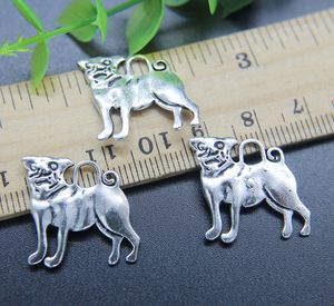 Commercio all'ingrosso 30pcs Cute Dog Pug Lega Charms Ciondolo Retro Creazione di gioielli Portachiavi fai da te Ciondolo in argento antico per orecchini braccialetto 20 * 20mm