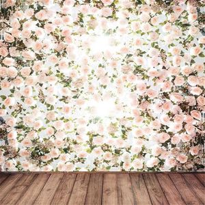 Fondali per matrimoni con rose rosa fard, romantici fiori primaverili stampati digitali, pavimento in legno marrone, sfondo floreale