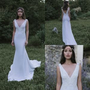 2019 Lihi Hod Bröllopsklänningar Deep V Neck Appliqued Lace Backless Sweep Train Soft Satin Country Wedding Dress Garden Boho Bröllopsklänning