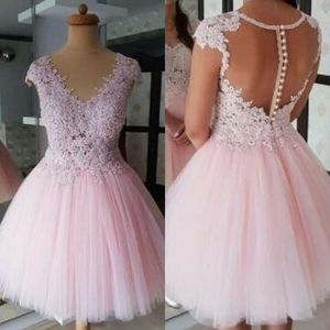 Rumieniec Różowy Krótki Sukienki Homecoming V Neck Zamknięte Krótkie Rękawy Koronkowe Aplikacje Illusion Top Tulle Spódnica Formalna Party Gown Gown