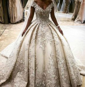 Luxury Ball Gown Bröllopsklänningar Dubai Lace V-Neck 3D Applique Crystal Beaded Bridal Mellanöstern Style