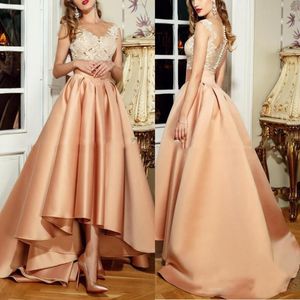 Arabiska Sheer Appliqued Lace Satin Prom Klänningar Hög Låg Pärlor Appliqued Cap Sleeves Dubai Celebrity Gowns Party Dress