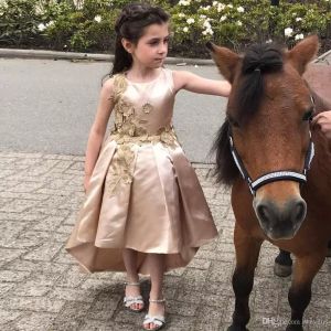 結婚式の宝石の首のアップリケのためのシンプルな高値の花の女の子の女の子のドレスアップリュルズ拝領のガウンサテン非対称の裾の子供の摩耗