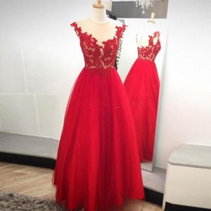 Vacker röd tulle prom klänningar sheer neck cap ärmar applikationer tulle golv längd boll klänning kväll klänningar fest klänning fri frakt