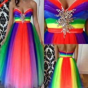 Bezaubernde bunte Regenbogen-Abschlussballkleider für Schönheitswettbewerbe 2019, sexy Tüllrock, herzförmiger Perlenbesatz, formelle Quinceanera-Abendkleider swee233W